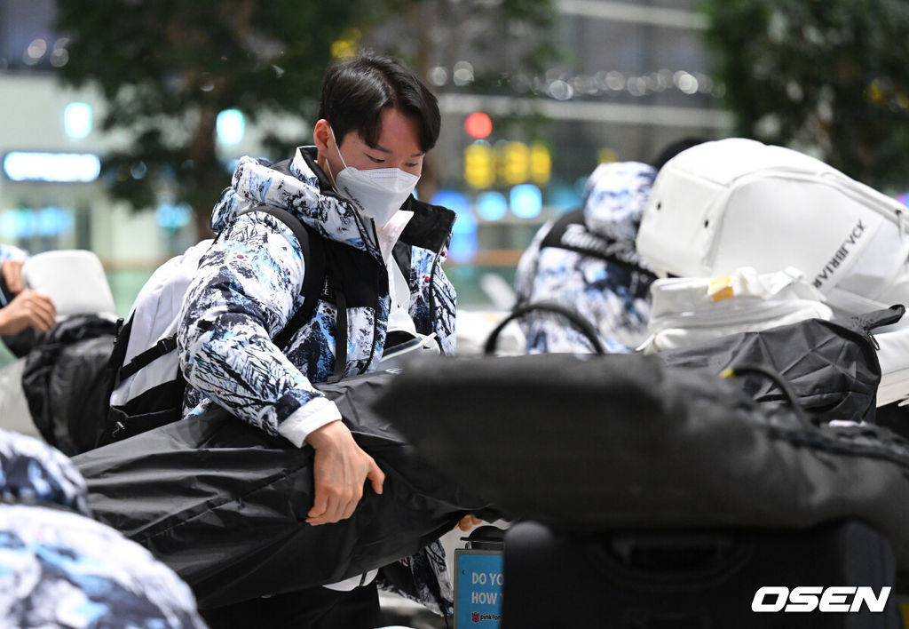 3일 오전 ‘2022 베이징 동계올림픽’에 출전하는 대한민국 대표팀이 인천국제공항을 통해 중국으로 출국했다. 스노보드 대표팀 이상호가 출국 전 짐을 정리하고 있다. 2022.02.03 /cej@osen.co.kr