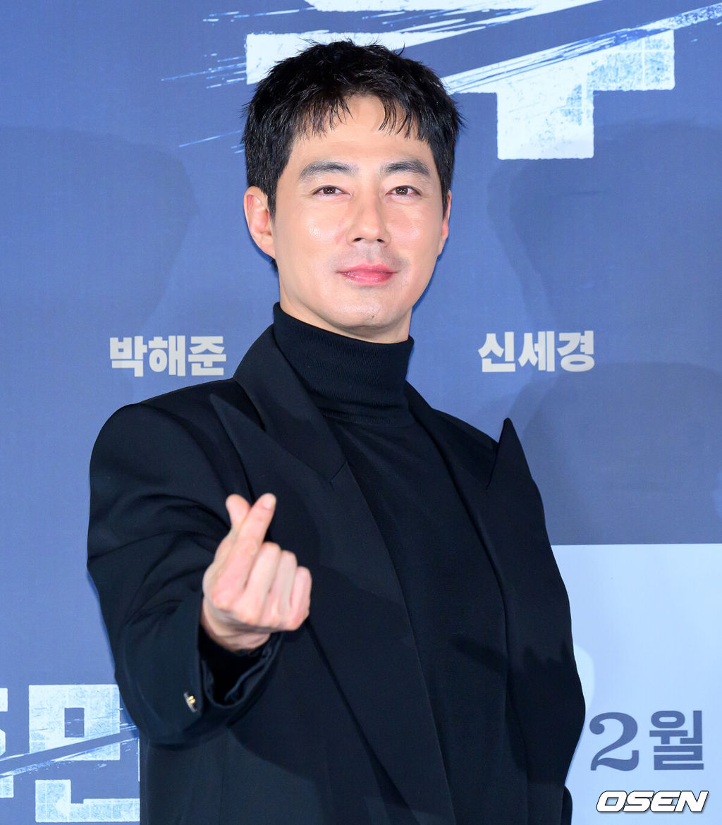 12일 오전 서울 광진구 자양동 롯데시네마 건대입구에서 영화 '휴민트' 제작보고회가 열렸다.영화 ‘휴민트’는 비밀도, 진실도 차가운 얼음 바다에 수장되는 블라디보스토크에서 서로 다른 목적을 가진 이들이 격돌하는 이야기.배우 조인성이 포토타임을 하고 있다.  2026.01.12 / jpnews@osen.co.kr