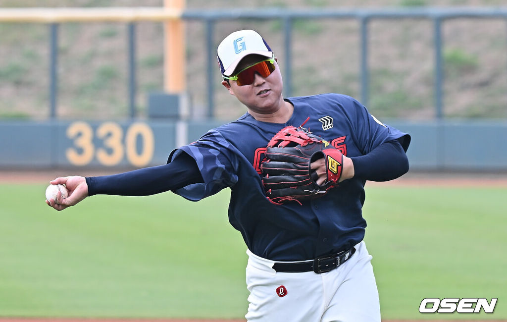 프로야구 롯데 자이언츠가 31일(한국시간) 대만 타이난 아시아-태평양 국제야구센터에 스프링캠프를 차리고 구슬땀을 흘렸다.김태형 감독 등 코치진과 투수 20명, 포수 5명, 내야수 9명, 외야수 7명 등 총 41명의 선수단이 1월 20일까지 1차 캠프에서 체력 강화와 기술 훈련을 치른 뒤 21일부터 3월 5일까지 일본 미야자키로 옮겨 2차 캠프에서 구춘리그에 참가해 실전 감각을 점검한다.롯데 한동희가 훈련을 하고 있다. 2026.01.31 / foto0307@osen.co.kr
