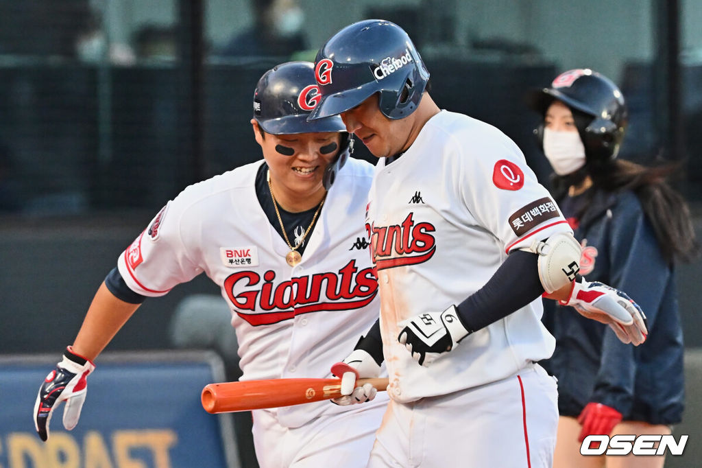 30일 부산 사직구장에서 ‘2022 신한은행 SOL KBO리그’ 롯데 자이언츠와 두산 베어스의 경기가 열렸다. 롯데 자이언츠 정훈이 3회말 좌월 2점 홈런을 치고 하이파이브를 하고 있다. 2022.06.30 / foto0307@osen.co.kr