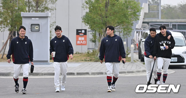 [OSEN=타이난(대만) , 이석우 기자] 프로야구 롯데 자이언츠가 31일(한국시간) 대만 타이난 아시아-태평양 국제야구센터에 스프링캠프를 차리고 구슬땀을 흘렸다.김태형 감독 등&nbsp;코치진과 투수&nbsp;20명,&nbsp;포수&nbsp;5명,&nbsp;내야수&nbsp;9명,&nbsp;외야수&nbsp;7명 등 총&nbsp;41명의 선수단이 1월 20일까지 1차 캠프에서 체력 강화와 기술 훈련을 치른 뒤 21일부터 3월 5일까지 일본 미야자키로 옮겨 2차 캠프에서 구춘리그에 참가해 실전 감각을 점검한다.롯데 전준우, 김민성, 유강남, 한동희, 손성빈이 훈련장으로 이동하고 있다. 2026.01.31 / foto0307@osen.co.kr