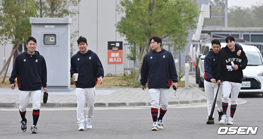 프로야구 롯데 자이언츠가 31일(한국시간) 대만 타이난 아시아-태평양 국제야구센터에 스프링캠프를 차리고 구슬땀을 흘렸다.김태형 감독 등 코치진과 투수 20명, 포수 5명, 내야수 9명, 외야수 7명 등 총 41명의 선수단이 1월 20일까지 1차 캠프에서 체력 강화와 기술 훈련을 치른 뒤 21일부터 3월 5일까지 일본 미야자키로 옮겨 2차 캠프에서 구춘리그에 참가해 실전 감각을 점검한다.롯데 전준우, 김민성, 유강남, 한동희, 손성빈이 훈련장으로 이동하고 있다. 2026.01.31 / foto0307@osen.co.kr