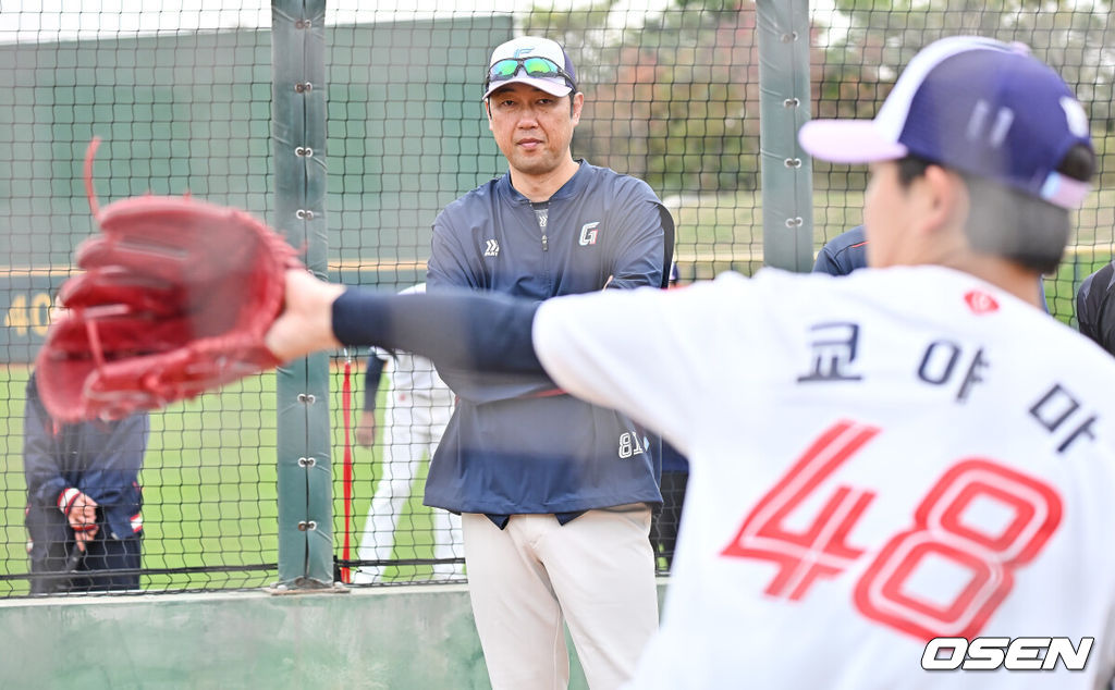 프로야구 롯데 자이언츠가 1일(한국시간) 대만 타이난 아시아-태평양 국제야구센터에 스프링캠프를 차리고 구슬땀을 흘렸다.김태형 감독 등 코치진과 투수 20명, 포수 5명, 내야수 9명, 외야수 7명 등 총 41명의 선수단이 1월 20일까지 1차 캠프에서 체력 강화와 기술 훈련을 치른 뒤 21일부터 3월 5일까지 일본 미야자키로 옮겨 2차 캠프에서 구춘리그에 참가해 실전 감각을 점검한다.롯데 가네무라 코치가 쿄야마 투수의 불펜투구를 지켜보고 있다. 2026.02.01 / foto0307@osen.co.kr