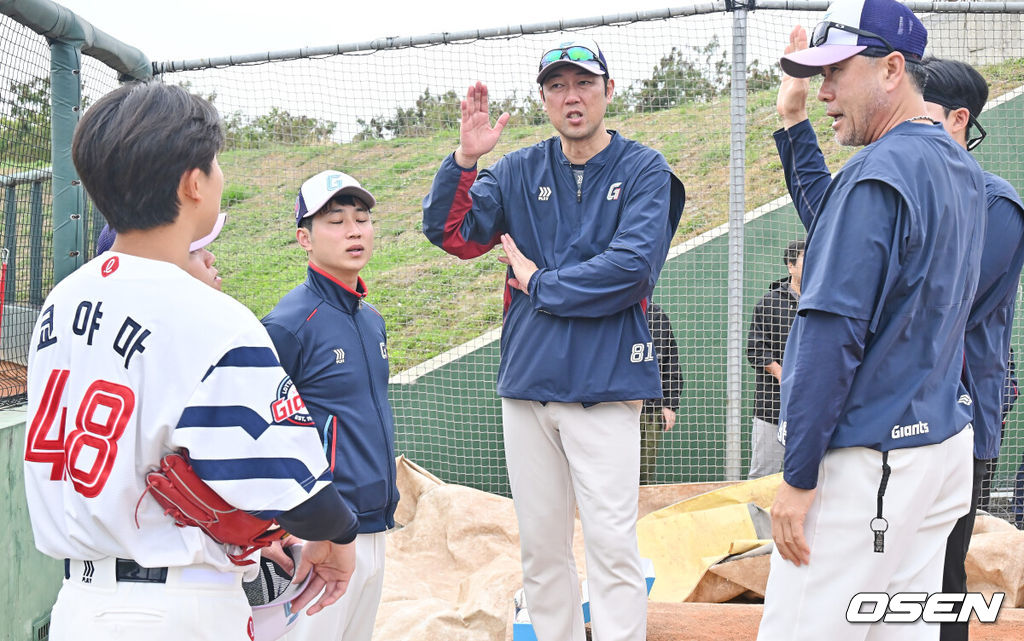 프로야구 롯데 자이언츠가 1일(한국시간) 대만 타이난 아시아-태평양 국제야구센터에 스프링캠프를 차리고 구슬땀을 흘렸다.김태형 감독 등 코치진과 투수 20명, 포수 5명, 내야수 9명, 외야수 7명 등 총 41명의 선수단이 1월 20일까지 1차 캠프에서 체력 강화와 기술 훈련을 치른 뒤 21일부터 3월 5일까지 일본 미야자키로 옮겨 2차 캠프에서 구춘리그에 참가해 실전 감각을 점검한다.롯데 가네무라 코치와 김상진 코치가 쿄야마 투수와 얘기하고 있다. 2026.02.01 / foto0307@osen.co.kr