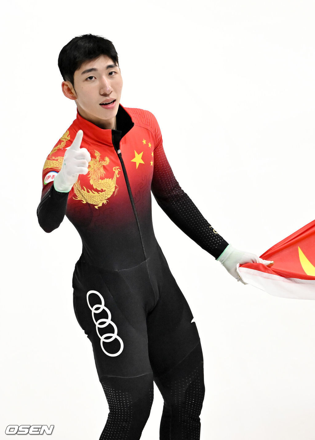 12일 서울 목동 아이스링크에서 '2023 KB금융 국제빙상경기연맹(ISU) 쇼트트랙 세계선수권대회' 본선 경기가 진행됐다.남자 5000m 계주 결승전에서 중국 린샤오쥔(한국명 임효준)이 금메달을 딴 후 세리머니를 하고 있다. 2023.03.12 / rumi@osen.co.kr