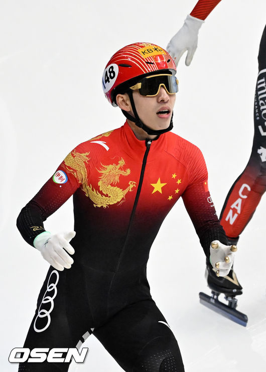 [OSEN=민경훈 기자] 11일 서울 목동 아이스링크에서 '2023 KB금융 국제빙상경기연맹(ISU) 쇼트트랙 세계선수권대회' 본선 경기가 진행됐다.남자 500m 결승에서 중국 린샤오쥔(한국명 임효준)이 1위로 골인한 후 기뻐하고 있다. 그러나 이후 기록 측정기 미착용을 이유로 페널티를 받아&nbsp;실격처리 됐다. 2023.03.11 / rumi@osen.co.kr