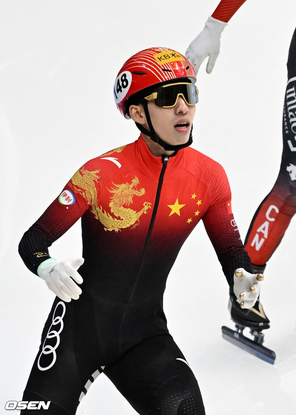 11일 서울 목동 아이스링크에서 '2023 KB금융 국제빙상경기연맹(ISU) 쇼트트랙 세계선수권대회' 본선 경기가 진행됐다.남자 500m 결승에서 중국 린샤오쥔(한국명 임효준)이 1위로 골인한 후 기뻐하고 있다. 그러나 이후 기록 측정기 미착용을 이유로 페널티를 받아 실격처리 됐다. 2023.03.11 / rumi@osen.co.kr