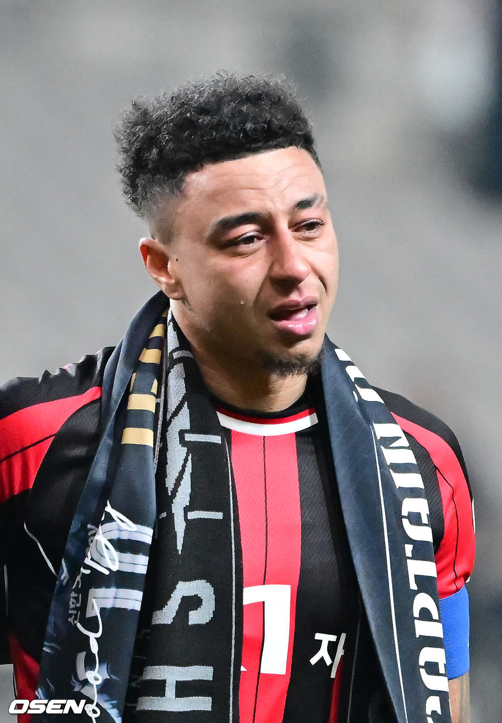 제시 린가드(33, 서울)의 라스트 댄스는 무승부로 끝났다. FC서울은 10일 오후 서울월드컵경기장에서 2025~2026시즌 아시아축구연맹(AFC) 챔피언스리그 엘리트(ACLE) 리그 스테이지에서 린가드의 선제골이 터졌지만 지키지 못하고 멜버른 시티와 1-1로 비겼다. 서울(2승3무1패, 승점 9)은 5위로 밀렸다. 멜버른 스티(3승1무2패, 승점 10점)는 4위다. 경기종료 후 FC서울 린가드 고별행사에서 린가드가 눈물을 보이고 있다.  2025.12.10 / soul1014@osen.co.kr