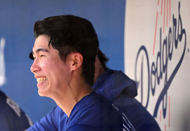 '코리안 데이'였다. 이정후(샌프란시스코 자이언츠)와 김혜성(LA 다저스)이 맞대결에서 나란히 맹활약했다.  LA 다저스와 샌프란시스코 자이언츠는 2일(이하 한국시간) 미국 애리조나주 글렌데일의 캐멀백 랜치에서 2025 메이저리그 시범경기를 치렀다. 이날 김혜성은 8번 유격수로, 이정후는 3번 중견수로 각각 선발 출장했다. 이정후가 총알 2루타로 선제 타점을 올리자, 7푼 타율로 마음고생을 하던 김혜성은 시범경기 첫 홈런포를 터뜨렸다.LA 다저스 김혜성이 더그아웃에서 환하게 웃고 있다. 2025.03.02 / sunday@osen.co.kr