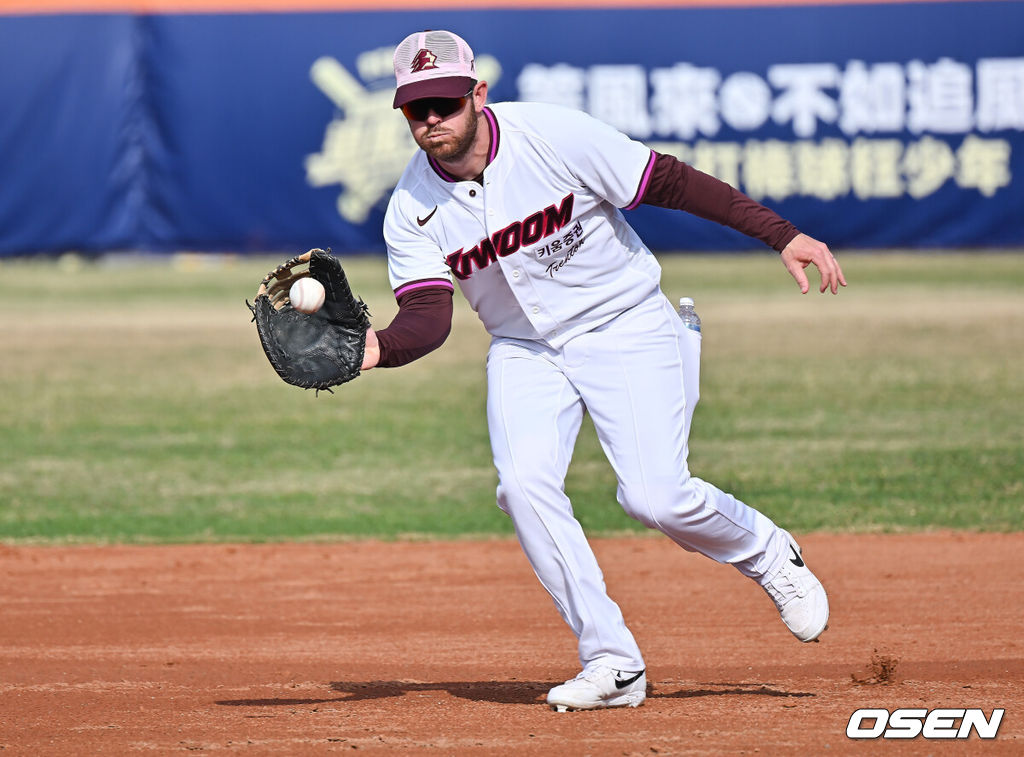 프로야구 키움 히어로즈가 3일(한국시간) 대만 가오슝 국경칭푸야구장에 스프링캠프를 차리고 구슬땀을 흘렸다.키움 히어로즈는 설종진 감독 등 코치진 12명과 선수 48명을 합쳐 총 60명이 참가해 지난달 22일부터 3월 7일까지 45일간 대만 가오슝 국경칭푸야구장에서 전지 훈련을 치르고 있다. 키움 브룩스가 수비 훈련을 하고 있다. / foto0307@osen.co.kr