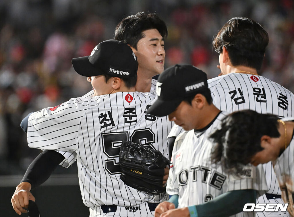 26일 부산 사직야구장에서 2025 신한 SOL 뱅크 KBO 리그 롯데 자이언츠와 KIA 타이거즈의 경기가 열렸다. 홈팀 롯데는 이민석이, 방문팀 KIA는 이의리가 선발 출전했다.롯데 자이언츠 윤성빈이 KIA 타이거즈에 9-4로 승리한 후 최준용, 김원중과 기쁨을 나누고 있다. 2025.07.26 / foto0307@osen.co.kr