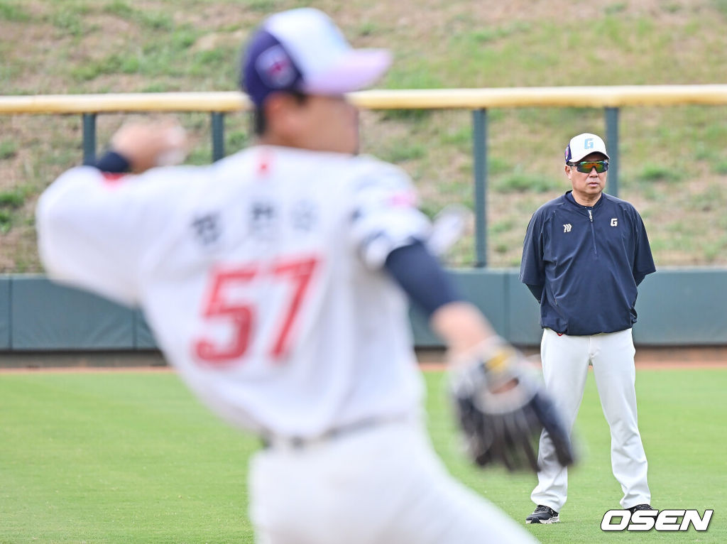 프로야구 롯데 자이언츠가 1일(한국시간) 대만 타이난 아시아-태평양 국제야구센터에 스프링캠프를 차리고 구슬땀을 흘렸다.김태형 감독 등 코치진과 투수 20명, 포수 5명, 내야수 9명, 외야수 7명 등 총 41명의 선수단이 1월 20일까지 1차 캠프에서 체력 강화와 기술 훈련을 치른 뒤 21일부터 3월 5일까지 일본 미야자키로 옮겨 2차 캠프에서 구춘리그에 참가해 실전 감각을 점검한다.롯데 김태형 감독이 선수들의 훈련을 지켜보고 있다. 2026.02.01 / foto0307@osen.co.kr