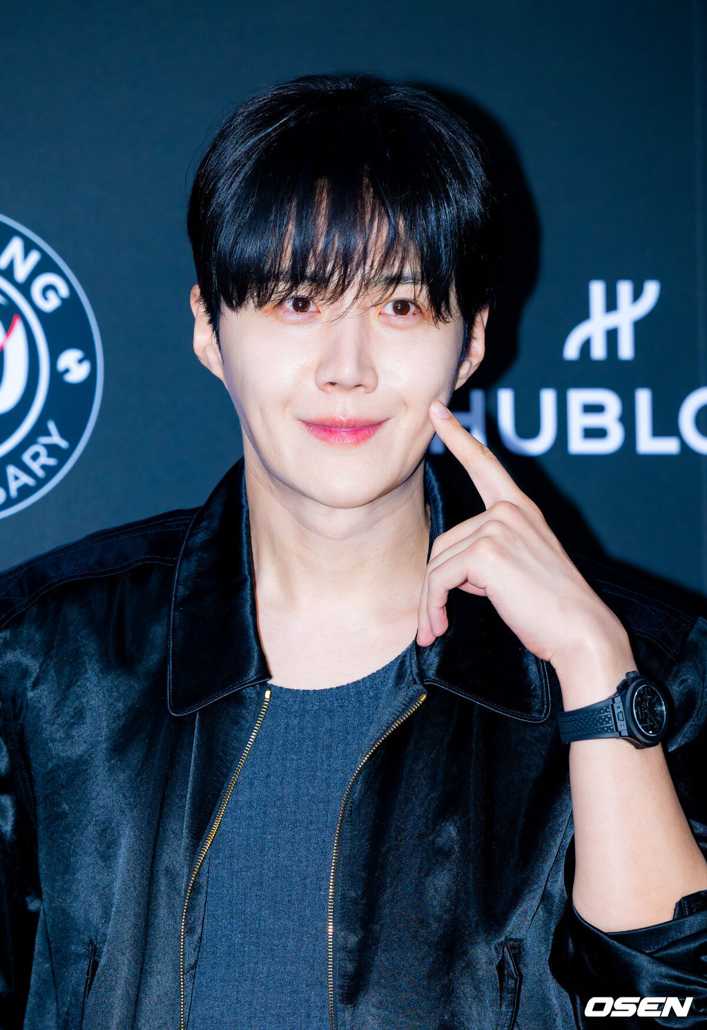 11일 오후 서울 성동구 왕십리의 한 복합문화공간에서 스위스 시계 브랜드 컬렉션 이벤트 포토콜 행사가 열렸다.이날 가수 카이(엑소), 이창섭(비투비), 미야오(MEOVV), 배우 김선호, 추영우, 모델 신현지가 참석해 자리를 빛냈다.배우 김선호가 포토타임을 가지고 있다. 2025.06.11 / rumi@osen.co.kr