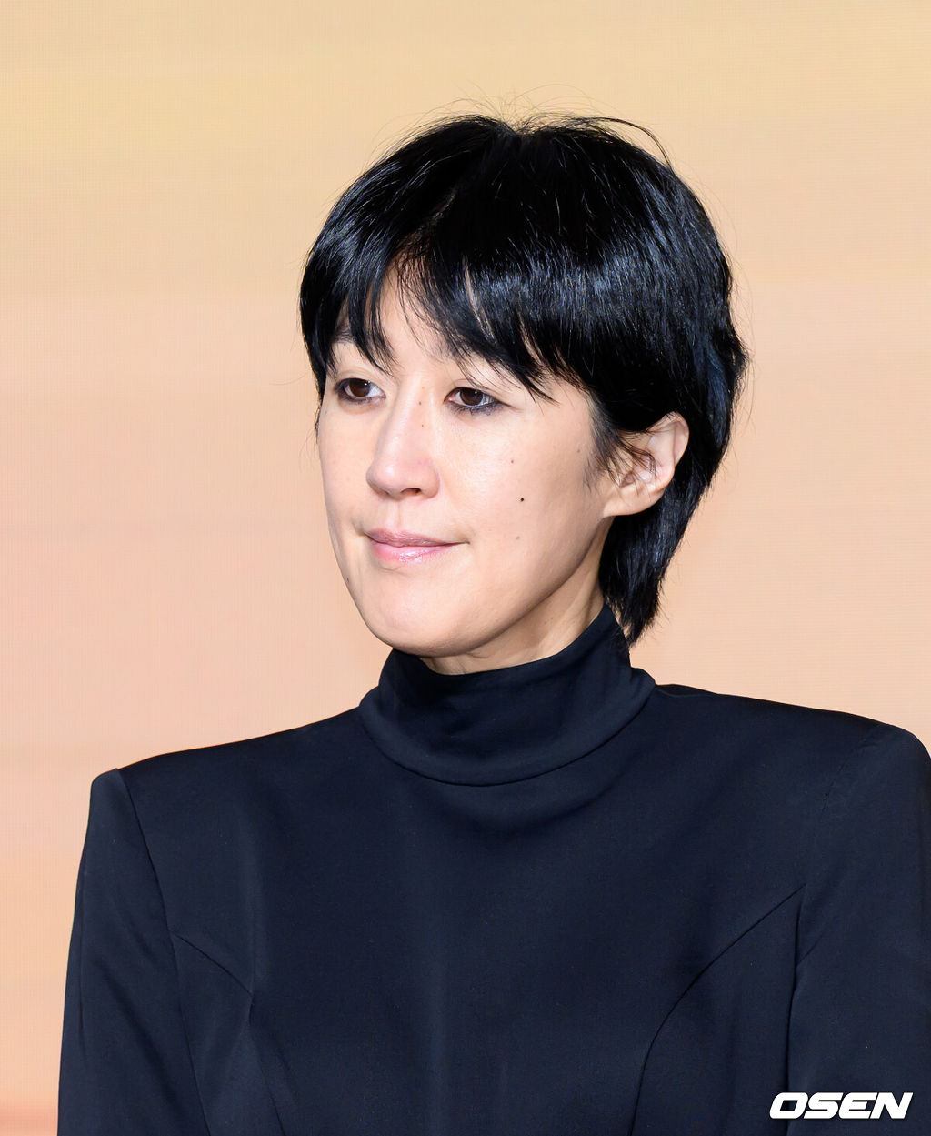 14일 서울 마포구 호텔 나루 서울 엠갤러리에서 넷플릭스 '솔로지옥' 시즌5 제작발표회가 열렸다.'솔로지옥'은 커플이 되어야만 나갈 수 있는 외딴 섬, ‘지옥도’에서 펼쳐질 솔로들의 솔직하고 화끈한 데이팅 리얼리티쇼​로 오는 1월 20일(화) 오직 넷플릭스에서 만날 수 있다.방송인 홍진경이 취재진의 질문을 듣고 있다. 2026.01.14 /sunday@osen.co.kr