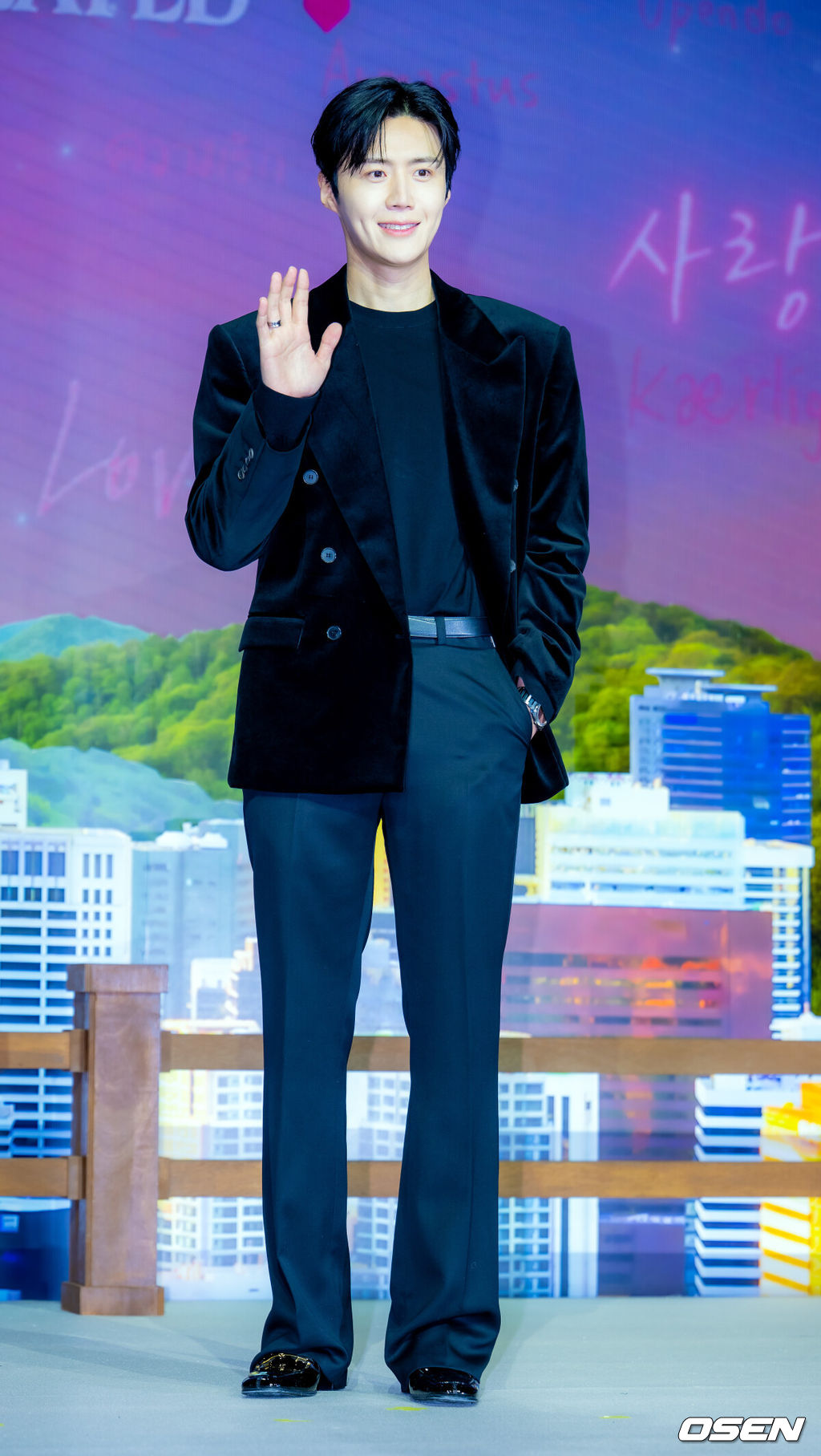 13일 오후 서울 강남구 조선 팰리스 서울 강남 더 그레이트 홀에서 넷플릭스 시리즈 '이 사랑 통역 되나요?' 제작발표회가 열렸다.다중언어 통역사 주호진(김선호)이 글로벌 톱스타 차무희(고윤정)의 통역을 맡게 되면서 펼쳐지는 예측불가 로맨틱 코미디. 오는 16일 공개 예정.배우 김선호가 포토타임을 하고 있다. 2026.01.13 / rumi@osen.co.kr