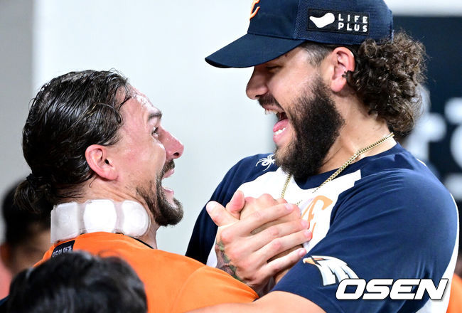 [OSEN=대전, 최규한 기자] 7회초 SSG 공격을 무실점으로 막아낸 한화 선발 라이언 와이스가 동료 투수 코디 폰세와 인사를 나누고 있다. 2025.07.25 / dreamer@osen.co.kr