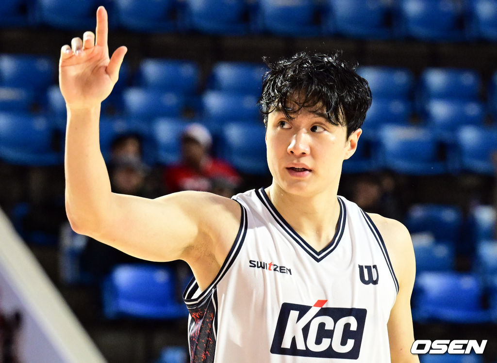 2일 서울 잠실학생체육관에서 2025-2026 LG전자 프로농구 서울 SK와 부산 KCC의 경기가 열렸다.이날 KCC는 허웅의 한 경기 개인 최다 득점 기록(51점)에 힘입어 서울SK를 118-77로 이겼다.KCC 허웅이 팬들과 승리를 기뻐하고 있다. 2026.02.02 /cej@osen.co.kr