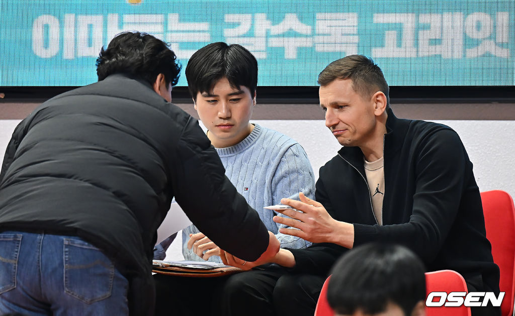 24일 울산 동천체육관에서 2025-2026 LG전자 프로농구 울산 현대모비스와 원주 DB의 경기가 열렸다.  올 시즌 원주 DB와의 세 차례 맞대결에서 모두 고개를 숙인 울산 현대모비스가 홈 코트에서 연승 흐름을 이어갈 수 있을지 관심이 쏠린다.남자농구대표팀 니콜라이스 마줄스 감독이 현대모비스와 DB 선수들의 기량을 체크하기 위해 동천체육관을 찾아 팬들에게 사인을 해 주고 있다. 2026.01.24 / foto0307@osen.co.kr