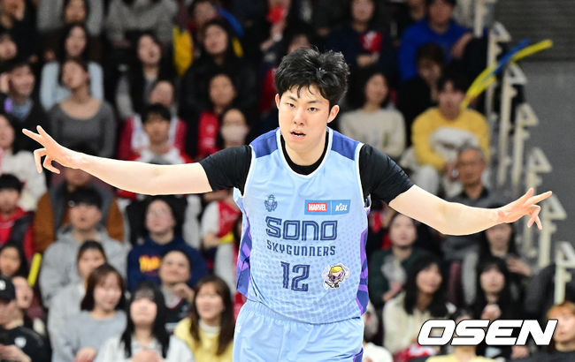 [OSEN=안양, 지형준 기자] 23일 오후 안양 정관장 아레나에서 2025-2026 LG전자 프로농구 안양 정관장과 고양 소노의 경기가 열렸다.정관장은 2위(22승 11패), 소노는 7위(12승20패)를 기록중이다.3쿼터 소노 강지훈이 3점슛을 성공시키며 기뻐하고 있다. 2026.01.23 /jpnews@osen.co.kr