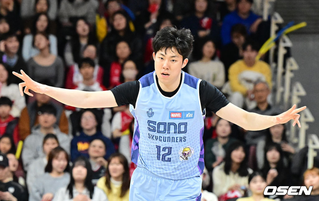 23일 오후 안양 정관장 아레나에서 2025-2026 LG전자 프로농구 안양 정관장과 고양 소노의 경기가 열렸다.정관장은 2위(22승 11패), 소노는 7위(12승20패)를 기록중이다.3쿼터 소노 강지훈이 3점슛을 성공시키며 기뻐하고 있다. 2026.01.23 /jpnews@osen.co.kr