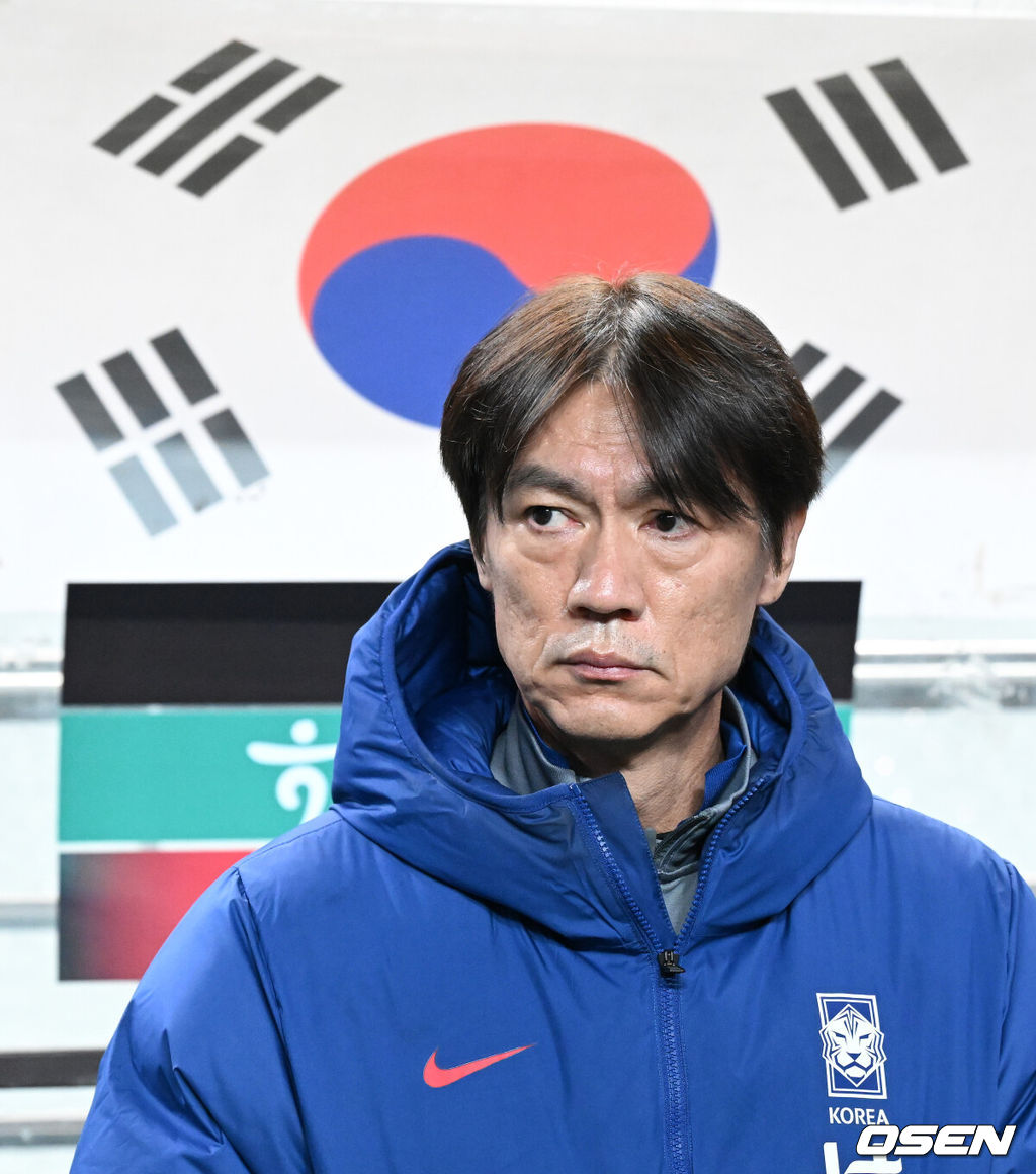홍명보 감독이 이끄는 대한민국 축구대표팀이 18일 오후 서울월드컵경기장에서 아프리카 강호 가나와 평가전을 가졌다.홍명보호의 2025년의 끝을 장식할 경기다. 내달 2026 국제축구연맹(FIFA) 북중미 월드컵 조 추첨을 앞두고 열리는 마지막 평가전이기도 하다. 현재 한국은 가나전 결과와 상관없이 사실상 월드컵 포트 2가 확정된 상태다. 아프리카 예선을 뚫고 북중미행에 성공한 가나는 FIFA 랭킹 73위다. 22위 한국보다는 51계단 낮다. 하지만 통산 전적에서 4승 3패로 한국보다 우위다. 경기에 앞서 대한민국 홍명보 감독이 그라운드를 바라보고 있다. 2025.11.18 /sunday@osen.co.kr