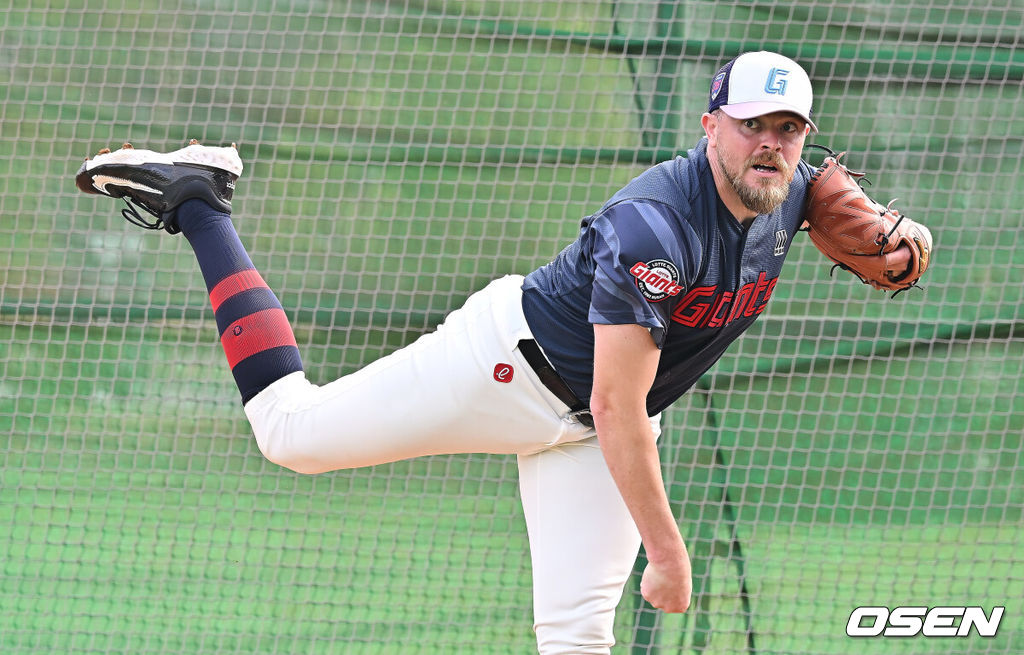 프로야구 롯데 자이언츠가 31일(한국시간) 대만 타이난 아시아-태평양 국제야구센터에 스프링캠프를 차리고 구슬땀을 흘렸다.김태형 감독 등 코치진과 투수 20명, 포수 5명, 내야수 9명, 외야수 7명 등 총 41명의 선수단이 1월 20일까지 1차 캠프에서 체력 강화와 기술 훈련을 치른 뒤 21일부터 3월 5일까지 일본 미야자키로 옮겨 2차 캠프에서 구춘리그에 참가해 실전 감각을 점검한다.롯데 새 외국인 선수 비슬리가 불펜 투구를 하고 있다. 2026.01.31 / foto0307@osen.co.kr