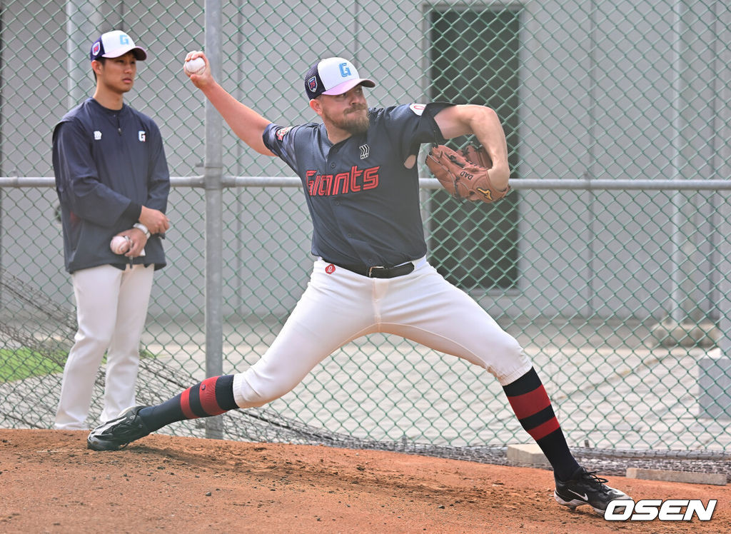 프로야구 롯데 자이언츠가 31일(한국시간) 대만 타이난 아시아-태평양 국제야구센터에 스프링캠프를 차리고 구슬땀을 흘렸다.김태형 감독 등 코치진과 투수 20명, 포수 5명, 내야수 9명, 외야수 7명 등 총 41명의 선수단이 1월 20일까지 1차 캠프에서 체력 강화와 기술 훈련을 치른 뒤 21일부터 3월 5일까지 일본 미야자키로 옮겨 2차 캠프에서 구춘리그에 참가해 실전 감각을 점검한다.롯데 새 외국인 선수 비슬리가 불펜 투구를 하고 있다. 2026.01.31 / foto0307@osen.co.kr