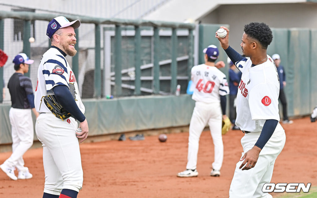프로야구 롯데 자이언츠가 1일(한국시간) 대만 타이난 아시아-태평양 국제야구센터에 스프링캠프를 차리고 구슬땀을 흘렸다.김태형 감독 등 코치진과 투수 20명, 포수 5명, 내야수 9명, 외야수 7명 등 총 41명의 선수단이 1월 20일까지 1차 캠프에서 체력 강화와 기술 훈련을 치른 뒤 21일부터 3월 5일까지 일본 미야자키로 옮겨 2차 캠프에서 구춘리그에 참가해 실전 감각을 점검한다.롯데 새 외국인 투수 비슬리와 로드리게스가 투구 동작에 대해 얘기를 하고 있다. 2026.02.01 / foto0307@osen.co.kr