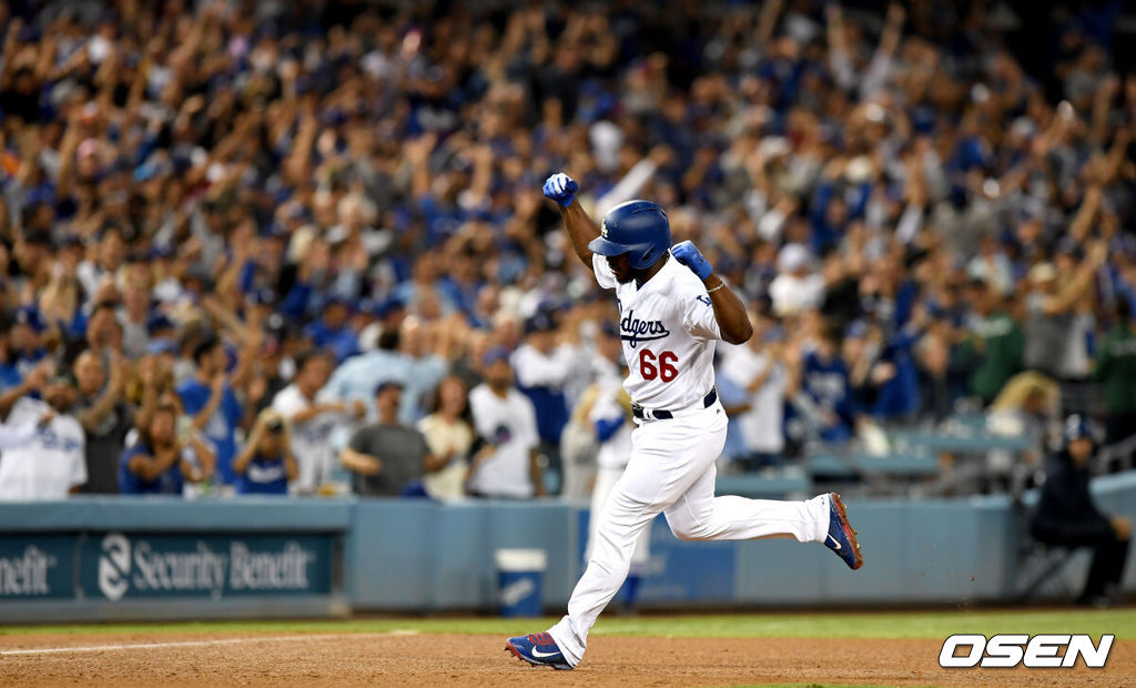 7회말 1사 2, 3루 상황 다저스 푸이그가 대타로 나서 역전 스리런포를 날리고 그라운드를 돌며 환호하고 있다. /dreamer@osen.co.kr