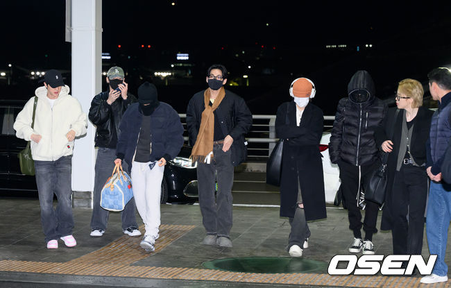 컴백 전 완전체 출국한 BTS