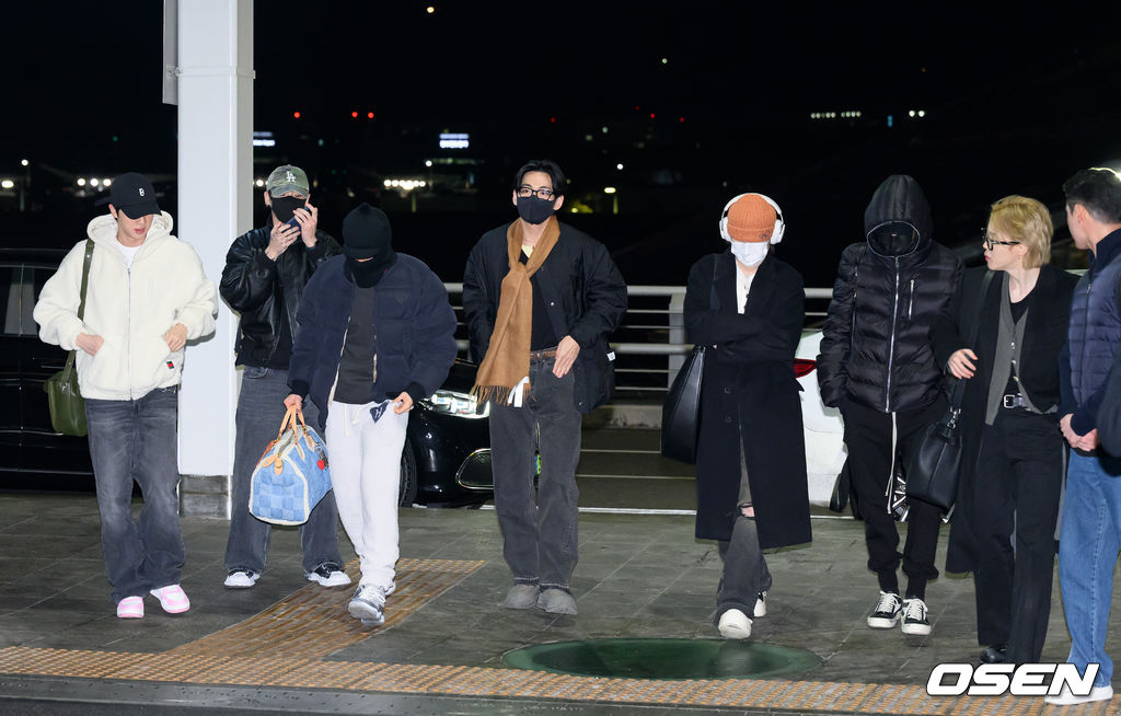 컴백 전 완전체 출국한 BTS