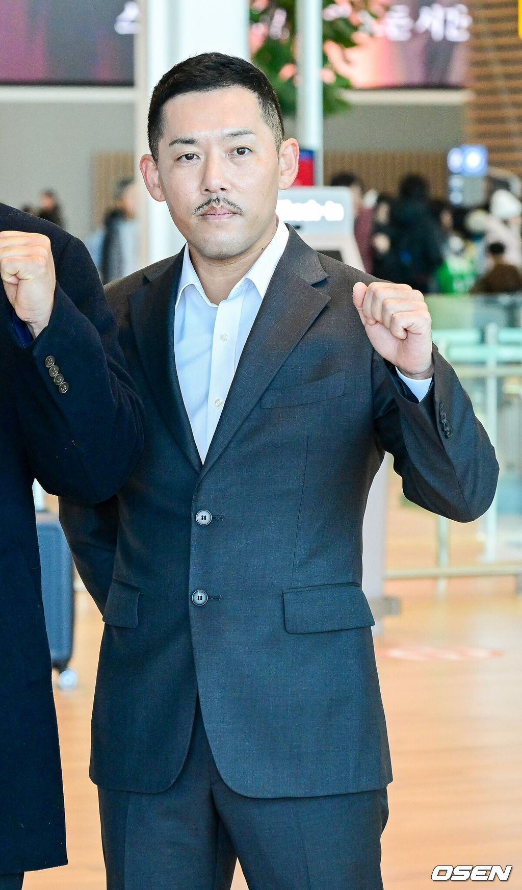 프로야구 키움 히어로즈가 2026 시즌을 준비하기 위해 22일 오전 대만 가오슝으로 출국했다.키움은 22일부터 3월 7일까지 총 45일간 대만 가오슝에서 2026시즌을 위한 스프링캠프에 돌입한다. 이번 캠프에는 설종진 감독을 포함한 코칭스태프 12명과 선수 48명 등 총 60명이 참가한다.키움 이용규 플레잉코치가 출국을 앞두고 포즈를 취하고 있다. 2026.01.22 / dreamer@osen.co.kr