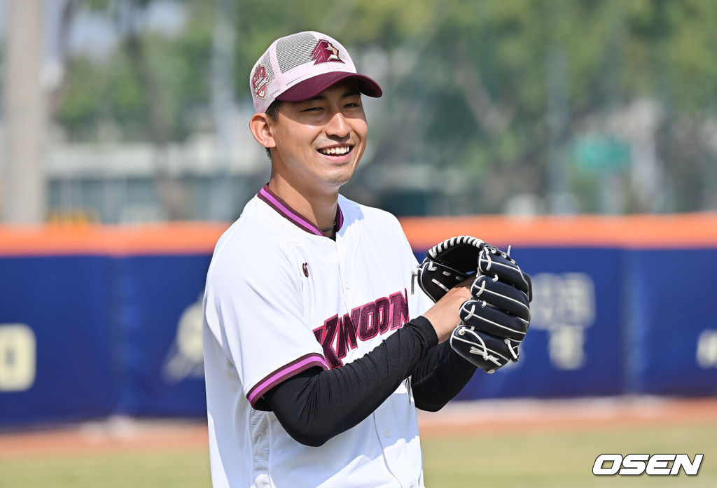 프로야구 키움 히어로즈가 3일(한국시간) 대만 가오슝 국경칭푸야구장에 스프링캠프를 차리고 구슬땀을 흘렸다.키움 히어로즈는 설종진 감독 등 코치진 12명과 선수 48명을 합쳐 총 60명이 참가해 지난달 22일부터 3월 7일까지 45일간 대만 가오슝 국경칭푸야구장에서 전지 훈련을 치르고 있다. 키움 유토가 훈련을 하고 있다. / foto0307@osen.co.kr