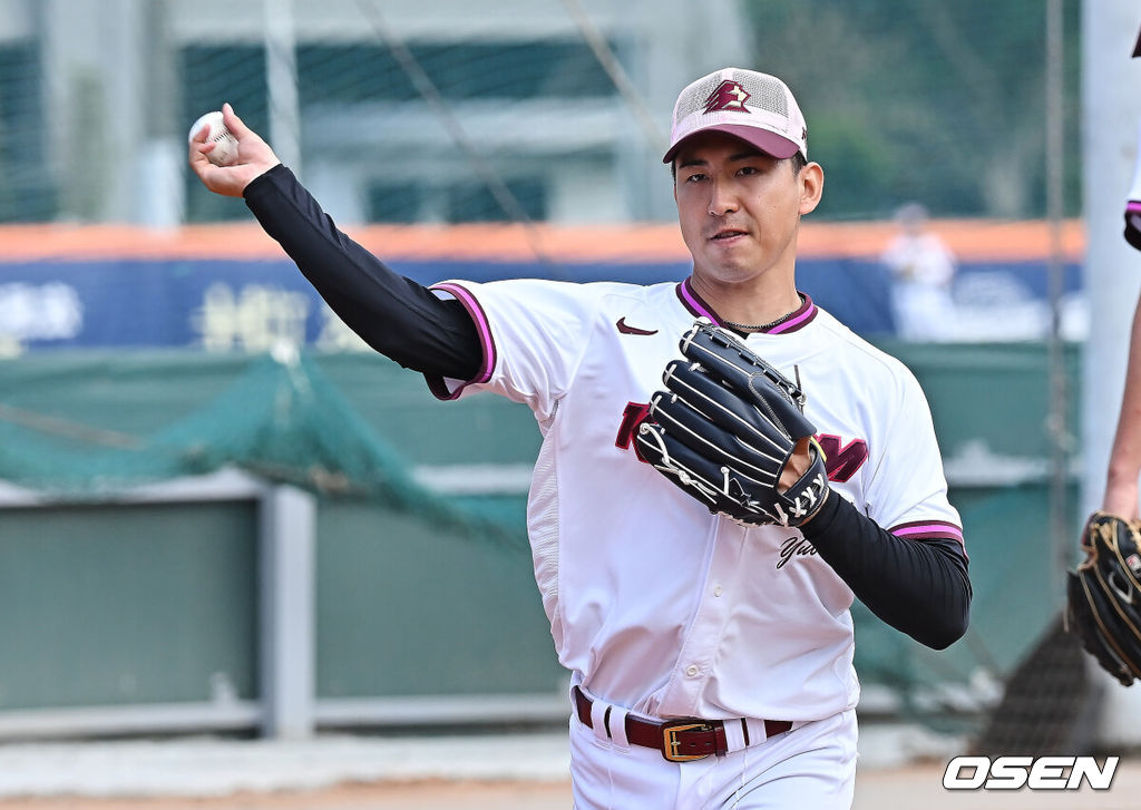 프로야구 키움 히어로즈가 3일(한국시간) 대만 가오슝 국경칭푸야구장에 스프링캠프를 차리고 구슬땀을 흘렸다.키움 히어로즈는 설종진 감독 등 코치진 12명과 선수 48명을 합쳐 총 60명이 참가해 지난달 22일부터 3월 7일까지 45일간 대만 가오슝 국경칭푸야구장에서 전지 훈련을 치르고 있다. 키움 유토가 훈련을 하고 있다. / foto0307@osen.co.kr