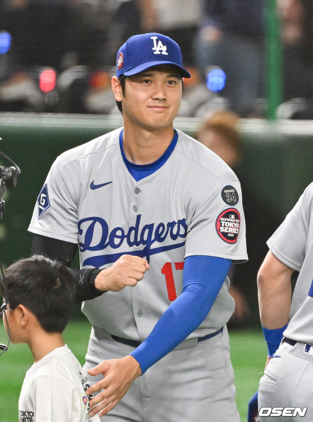18일 오후 일본 도쿄돔에서 메이저리그 공식 개막전 2025 도쿄시리즈 LA 다저스와 시카고 컵스의 경기가 진행됐다. 이번 도쿄시리즈가 기존 해외시리즈에 비해 더 큰 관심을 모으고 있는 것은 역시 LA 다저스와 시카고 컵스에 있는 일본 선수들 때문. LA 다저스에는 메이저리그 최고 슈퍼스타 오타니 쇼헤이를 비롯해 야마모토 요시노부와 사사키 로키가 있다. 또 시카고 컵스에는 이마나가 쇼타, 스즈키 세이야가 있다.   경기에 앞서 오프닝행사 뒤 LA다저스 오타니가 시카고 컵스 선수단을 향해 주먹을 쥐머 보이고 있다.  2025.03.18 / soul1014@osen.co.kr