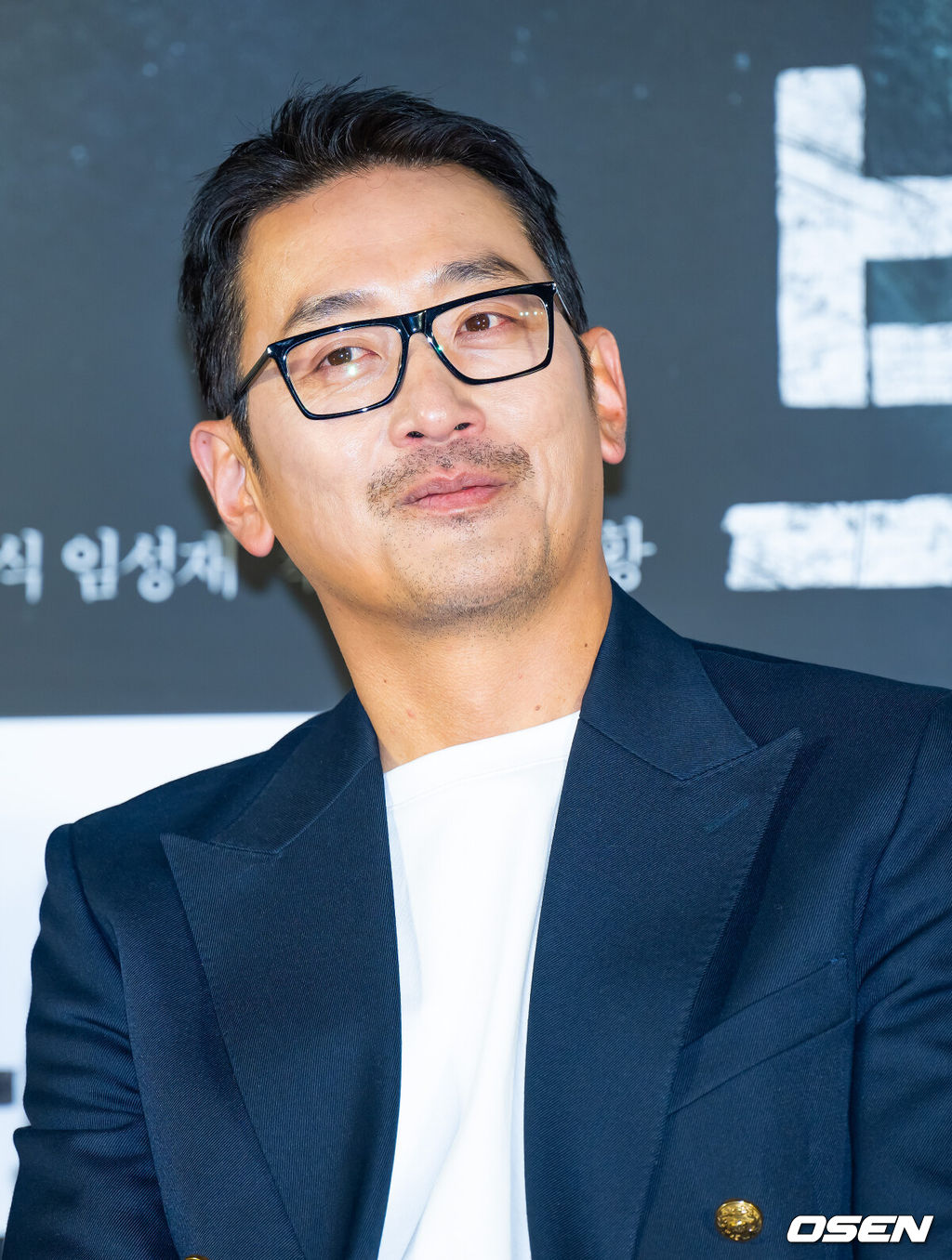 영화 '브로큰' 제작보고회가 6일 서울 광진구 롯데시네마 건대입구에서 열렸다.영화 ‘브로큰'은 시체로 돌아온 동생과 사라진 그의 아내, 사건을 예견한 베스트셀러 소설까지, 모든 것이 얽혀버린 그날 밤의 진실을 밝히기 위해 끝까지 달려가는 민태의 분노의 추적을 그린 작품이다.배우 하정우가 미소짓고 있다. 2025.01.06 / rumi@osen.co.kr