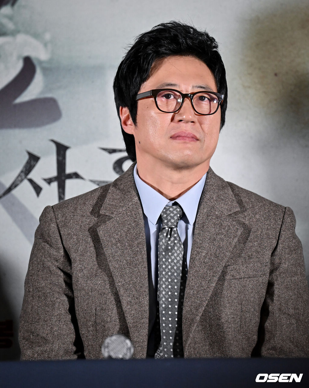 영화 ‘사흘(감독 현문섭)’ 언론시사 및 기자간담회가 12일 서울 용산구 CGV용산아이파크몰에서 열렸다.영화 ‘사흘’은 장례를 치르는 3일, 죽은 딸의 심장에서 깨어나는 그것을 막기 위한 구마의식이 벌어지며 일어나는 일을 담은 오컬트 호러. 죽은 딸을 살리려는 아빠 ‘승도‘(박신양 분)와 ‘그것’을 없애려는 구마 사제 ‘해신’(이민기 분), 그리고 미스터리한 존재에 잠식된 ‘승도’의 딸 ‘소미’(이레 분)의 사투를 담은 작품이다.배우 박신양이 질의응답 시간을 갖고 있다. 2024.11.12 /cej@osen.co.kr