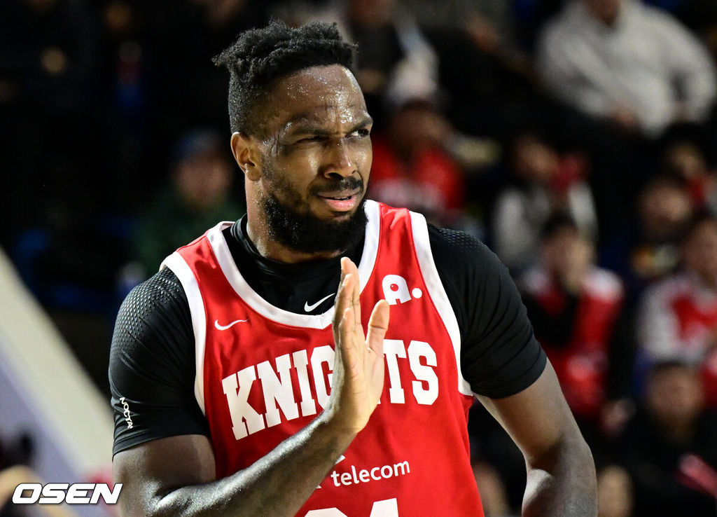 2일 서울 잠실학생체육관에서 2025-2026 LG전자 프로농구 서울 SK와 부산 KCC의 경기가 열렸다.SK는 4위(22승 14패), 부산 KCC는 6위(18승 18패)를 기록중이다.2쿼터 SK 워니가 3점슛 성공 후 손사래를 치고 있다. 2026.02.02 /cej@osen.co.kr