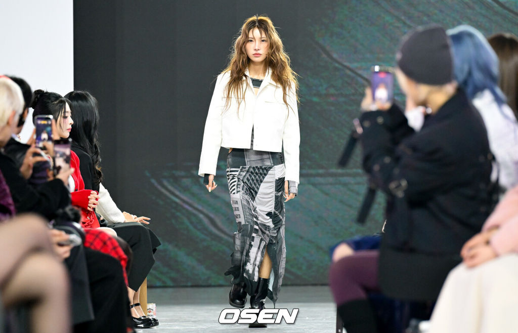 4일 서울 동대문디자인플라자(DDP)에서 '2026 F/W 서울패션위크' 페노메논시퍼 패션쇼가 진행됐다.2026 F/W 서울패션위크는 오는 8일까지 DDP를 중심으로 패션쇼(15개 브랜드), 트레이드쇼(92개 브랜드), 서울패션포럼, 시민참여 프로그램 등으로 꾸며진다. 故 최진실의 딸 인플루언서 최준희가 런웨이를 걷고 있다. 2026.02.04 /cej@osen.co.kr