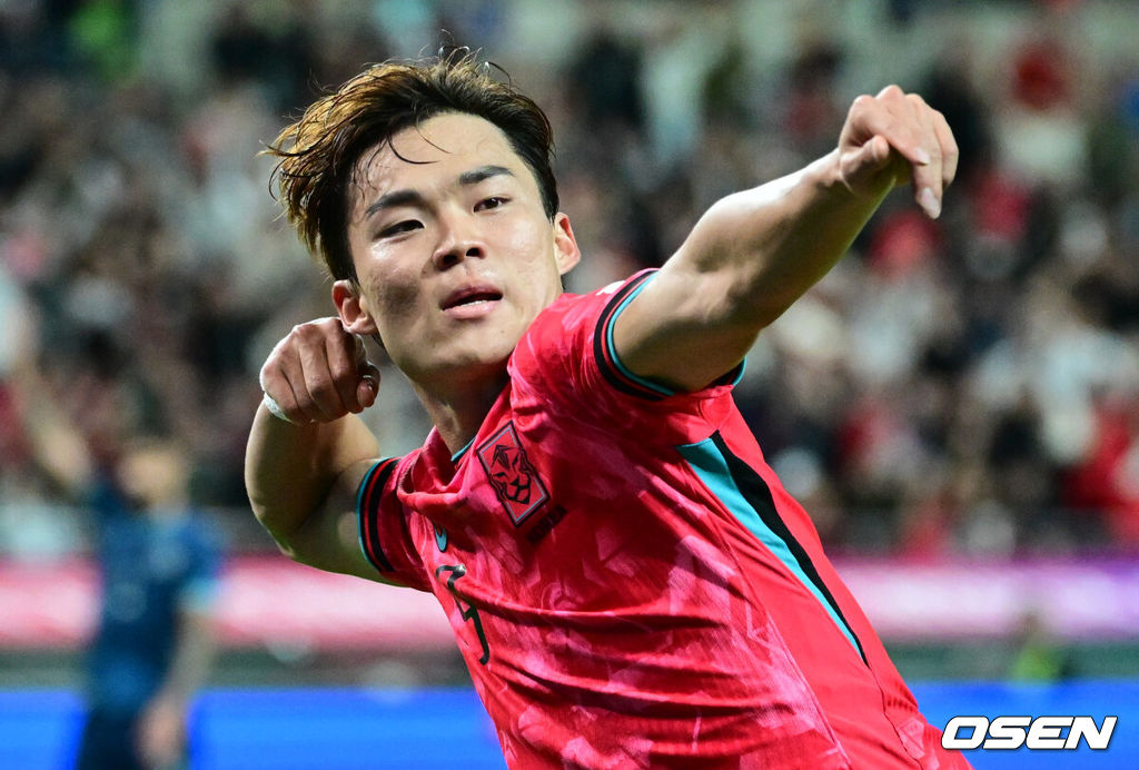 홍명보 감독이 이끄는 대한민국 대표팀과 파라과이의 A매치 평가전이 14일 오후 서울월드컵경기장에서 열렸다.'남미 강호' 파라과이는 지난 10일 일본 원정에서 2-2 무승부를 거두고 온 팀이다. 이번 경기는 홍명보호의 2026 북중미 월드컵 포트 배정을 두고도 중요한 일전이다. 현재 한국은 오스트리아, 호주, 에콰도르와 치열한 포트 2 막차 경쟁을 벌이고 있다.대한민국의 두 번째 골을 넣은 오현규가 세리머니를 하고 있다. 2025.10.14 /cej@osen.co.kr