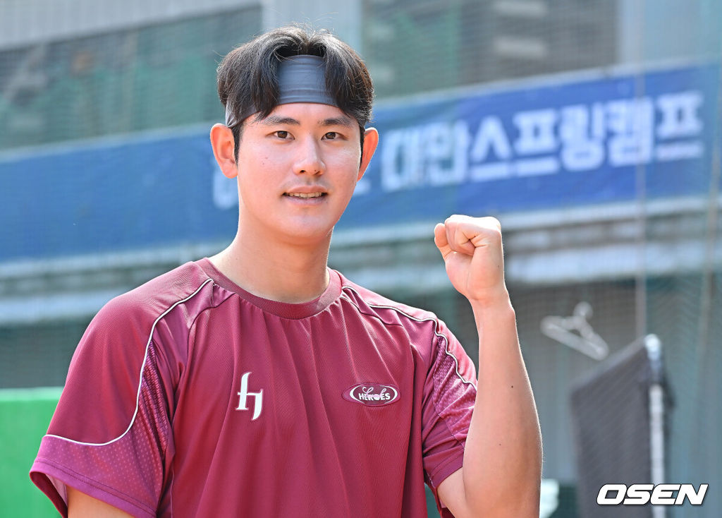 프로야구 키움 히어로즈가 3일(한국시간) 대만 가오슝 국경칭푸야구장에 스프링캠프를 차리고 구슬땀을 흘렸다.키움 히어로즈는 설종진 감독 등 코치진 12명과 선수 48명을 합쳐 총 60명이 참가해 지난달 22일부터 3월 7일까지 45일간 대만 가오슝 국경칭푸야구장에서 전지 훈련을 치르고 있다. 키움 조영건이 인터뷰에서 포즈를 취하고 있다. / foto0307@osen.co.kr