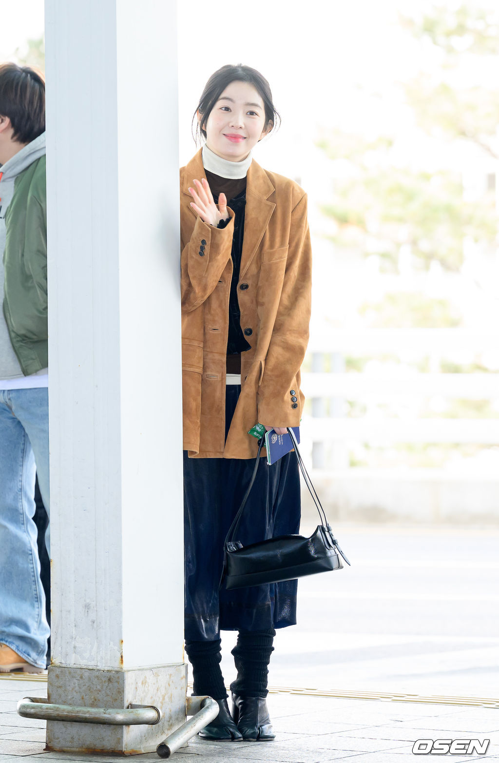 플래시 세례 부담돼...수줍게 기둥 뒤에서 인사하는 아이린