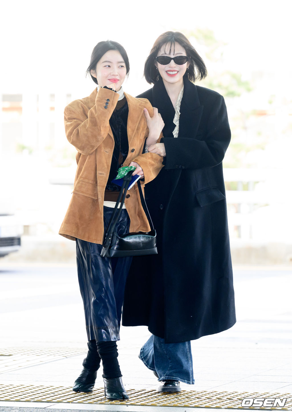 왕자님 처럼 등장해 기둥 뒤 아이린과 함께 횡단보도 향한 조이