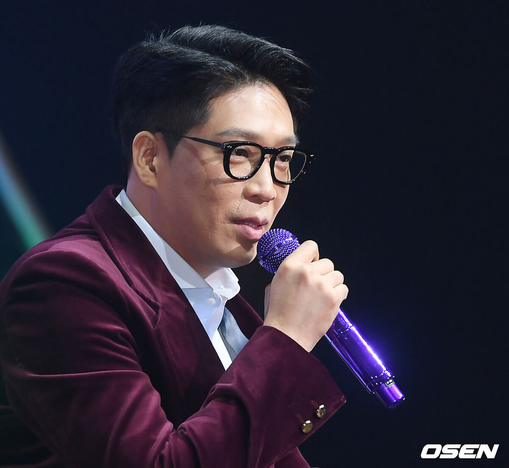 25일 오후 서울시 광진구 광장동 예스24 라이브홀에서 MC몽(엠씨몽) 정규8집 ‘CHANNEL 8’ 발매 기념 음감회가 열렸다.MC몽이 취재진의 질문에 답하고 있다./rumi@osen.co.kr