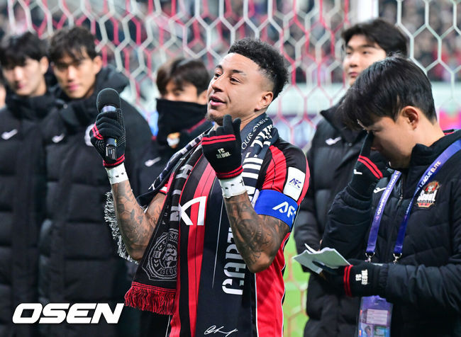 [OSEN=서월월드컵경기장, 박준형 기자] 제시 린가드(33, 서울)의 라스트 댄스는 무승부로 끝났다.&nbsp;FC서울은 10일 오후 서울월드컵경기장에서 2025~2026시즌 아시아축구연맹(AFC) 챔피언스리그 엘리트(ACLE) 리그 스테이지에서 린가드의 선제골이 터졌지만 지키지 못하고 멜버른 시티와 1-1로 비겼다.&nbsp;서울(2승3무1패, 승점 9)은 5위로 밀렸다. 멜버른 스티(3승1무2패, 승점 10점)는 4위다.&nbsp;경기종료 후 FC서울 린가드 고별행사에서 린가드가 팬들에게 하트를 보이고 있다.  2025.12.10 / soul1014@osen.co.kr