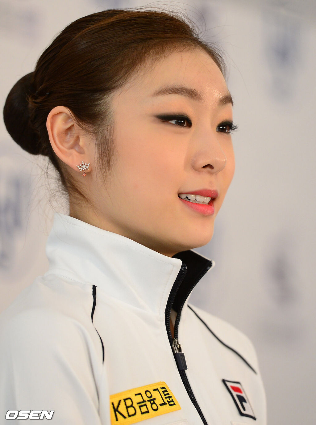'피겨여왕' 김연아(23)가 변함없는 실력을 과시하며 세계선수권대회 쇼트프로그램 1위에 올랐다.김연아는 15일(이하 한국시간) 캐나다 온타리오주 런던의 버드와이저 가든스에서 열린 2013 국제빙상경기연맹(ISU) 피겨스케이팅 세계선수권대회 여자 싱글 쇼트프로그램(SP) 경기서 기술점수(TES) 36.79점 예술점수(PCS) 33.18점을 받아 총점 69.97점을 기록, 1위에 올랐다. 2위 카롤리나 코스트너(이탈리아, 66.86점)와는 3.11점차. 아사다 마오(일본)는 62.10점으로 6위에 그쳤다.경기후 쇼트 1위를 차지한 김연아가 기자회견을 준비하며 미소짓고 있다./jpnews@osen.co.kr