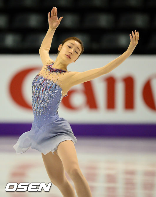 [OSEN=런던(캐나다), 지형준 기자] 피겨여왕 김연아가 14일 오후(이하 한국시간) 캐나다 온타리오주 런던 버드와이저 가든스에서 열린 2013 국제빙상경기연맹(ISU) 피겨스케이팅 세계선수권대회 여자 싱글 쇼트프로그램(SP) 경기에 앞서 드레스 리허설을 하고 있다.지난 13일 연기순서 추첨에서 전체 출전 선수 35명 가운데 14번을 뽑은 김연아는 3조 세 번째로 연기를 펼치게 됐다.그 어느 때보다 기대감이 높은 무대다. 2011 모스크바 세계선수권대회 이후 2년 만에 처음으로 메이저 국제무대에 섰다. 쇼트프로그램과 프리스케이팅 모두 새로운 곡으로 단장하고 은반 위로 돌아온 김연아는 '뱀파이어의 키스'와 '레 미제라블'로 자신을 기다려온 세계에 화려한 인사를 건넬 예정이다./jpnews@osen.co.kr