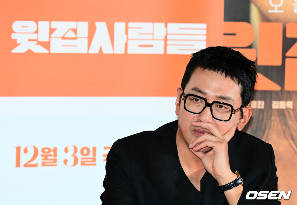 25일 오후 서울 강남구 삼성동 메가박스 코엑스에서 영화 ‘윗집 사람들’ 언론시사회 및 기자간담회가 열렸다.'윗집 사람들'은 매일 밤 섹다른 층간소음으로 인해 윗집 부부 하정우, 이하늬와 아랫집 부부 공효진, 김동욱이 함께 하룻밤 식사를 하게 되면서 벌어지는 예측불허 이야기를 그린 영화다. 특히 하정우가 '롤러코스터', '허삼관', '로비'에 이어 네 번째로 선보이는 연출 작품으로도 기대를 모으고 있다.감독 겸 배우 하정우가 간담회를 하고 있다. 2025.11.25 /jpnews@osen.co.kr