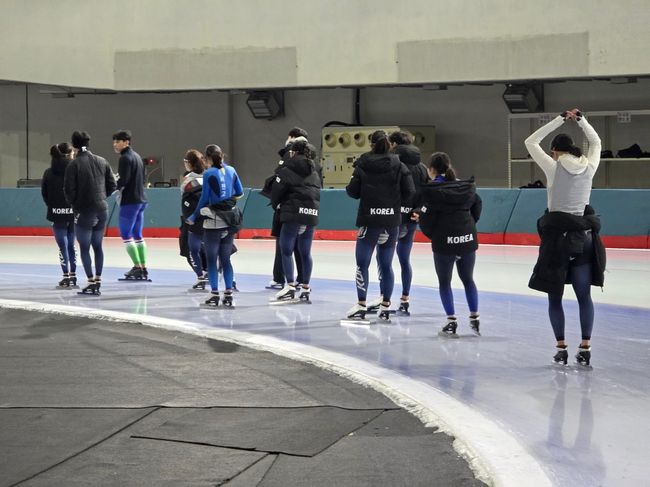 현재 스피드스케이팅(이하 ‘스피드’) 종목의 국가대표 후보 선수단을 비롯해 청소년 대표와 꿈나무 선수들이 한창 동계 합동훈련에 집중하고 있다. / 대한빙상경기연맹