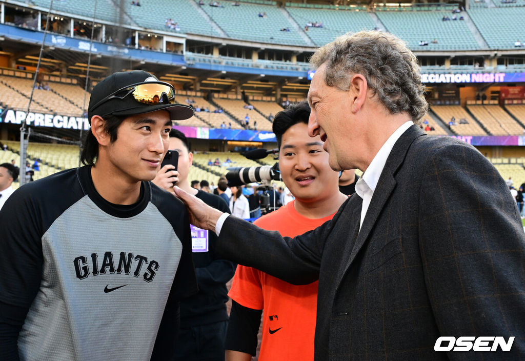 샌프란시스코 래리 베어 CEO 겸 구단주 그룹 이사가 이정후와 인사를 나누고 있다. 2024.04.03 /jpnews@osen.co.kr